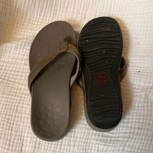 Vionic Women's Gray and Black Platform Sandals